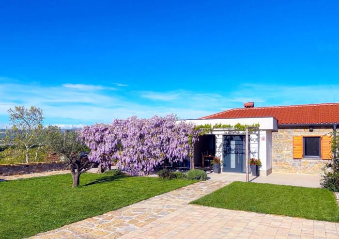 Casa Miranda - family comfort in a quiet area, near the sea, with BBQ and FREE parking