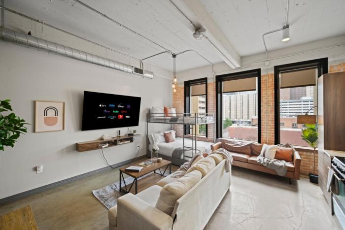 Stunning Downtown Apartment with Pool, Laundry, Parking