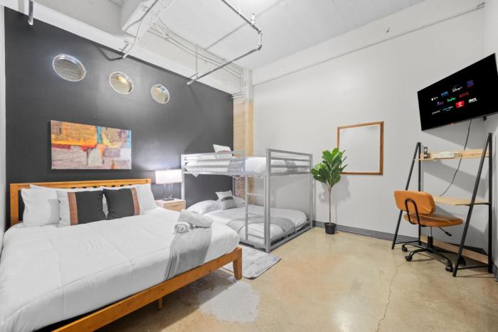 Stunning Downtown Apartment with Pool, Laundry, Parking