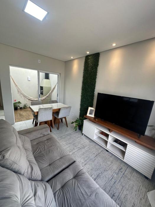 Casa de 2 dormitórios com piscina