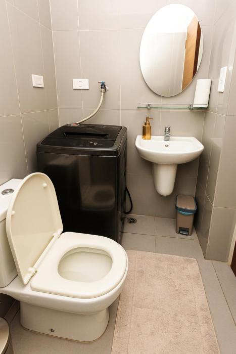 Sunlit Makati Haven Cozy 1BR Gym Pool 1703