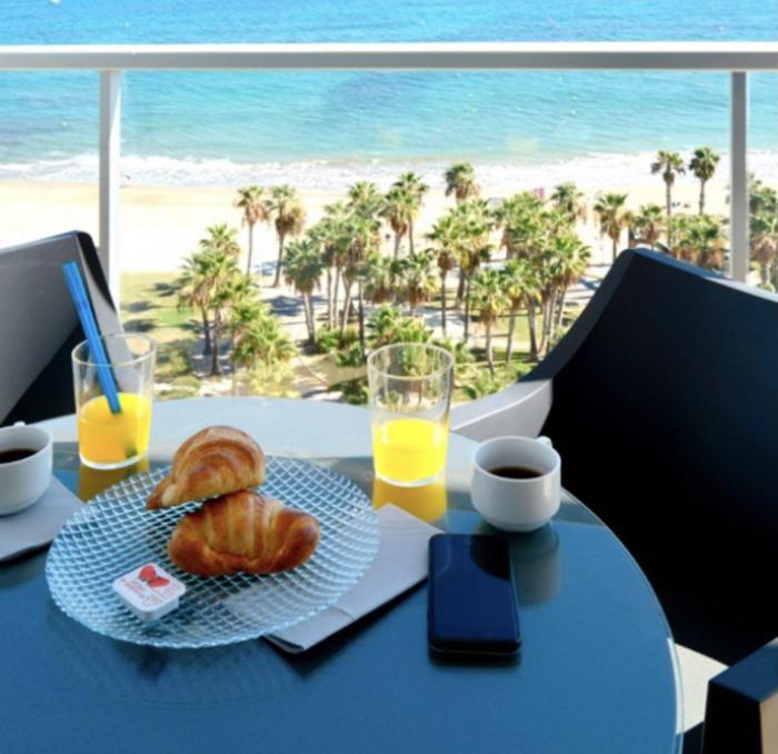 Frontal con vistas inmejorables, garaje y piscina