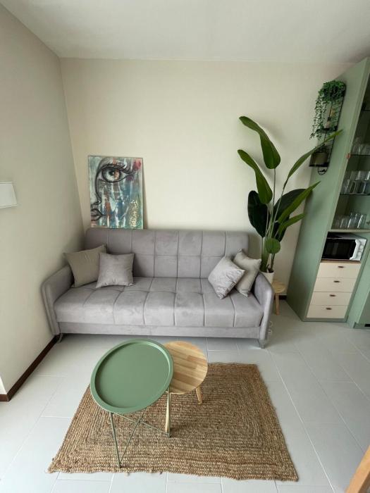 Lakefront Apartment with Panoramic Pool