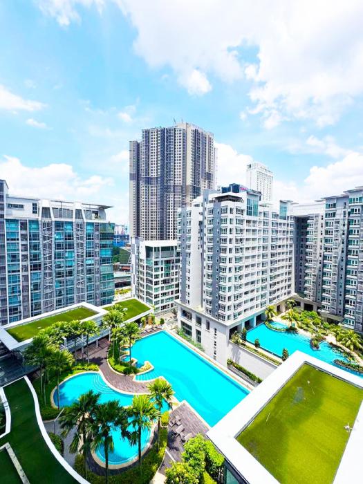 KL V Residence I with Balcony I 吉隆坡双威伟乐城民宿-附有阳台 I Walking distance to MRT & Mall & Nanjing Street I 马中英服务 I Malay English Chinese