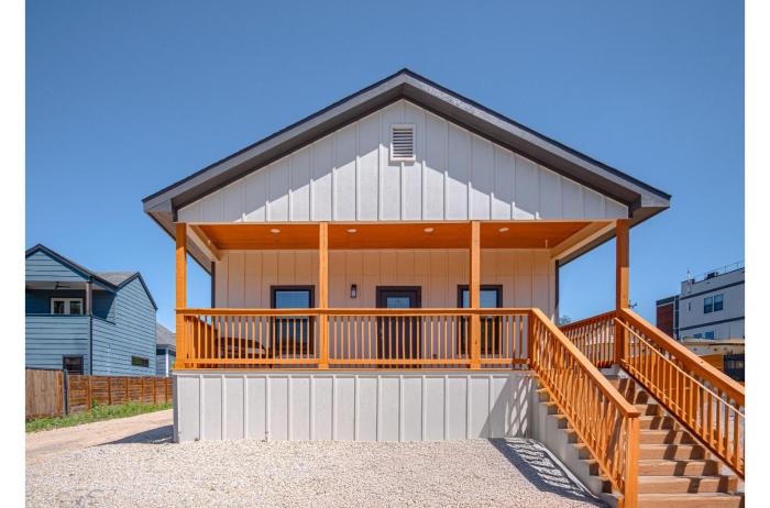 3BR-2BA Cityscape Haven with Panoramic Tower View