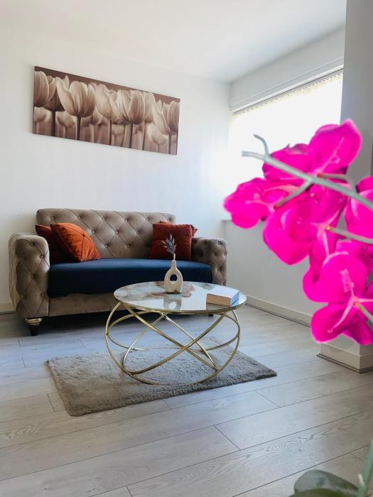 Modern 2-Bed - City Centre Apartment