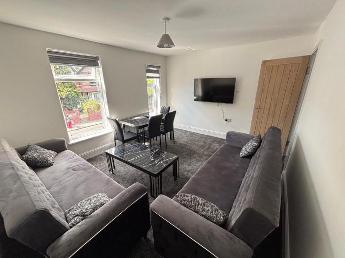 1 Bedroom Flat - Manchester Airport Apartment - 7 mins to MAN - Staycations & Business stays!