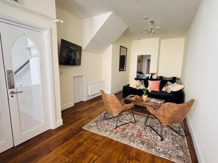 Twenty 7 - Modern & Spacious Townhouse