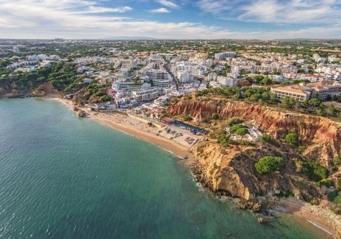 Quarto Charmoso a 300m da praia de Olhos de Água !