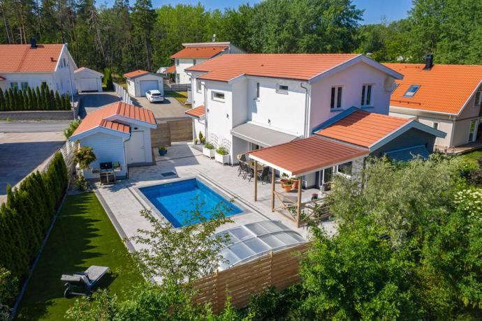 Exklusivt boende med pool & öppen spis