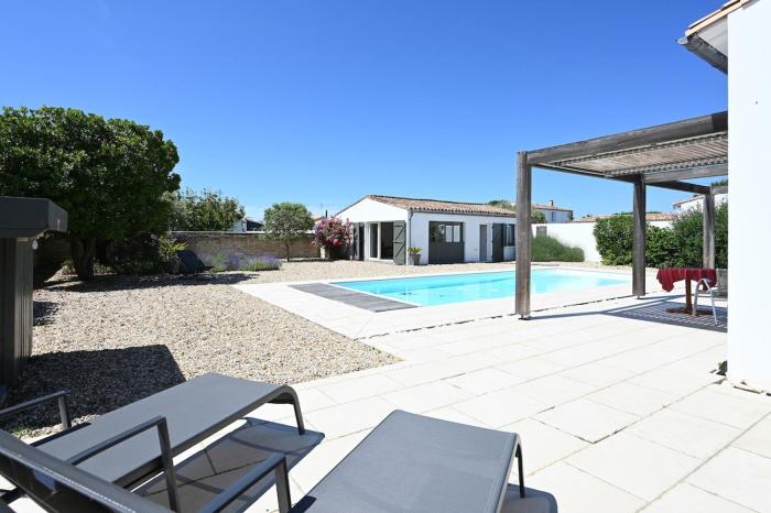 203 Lenvironnementale Villa with pool