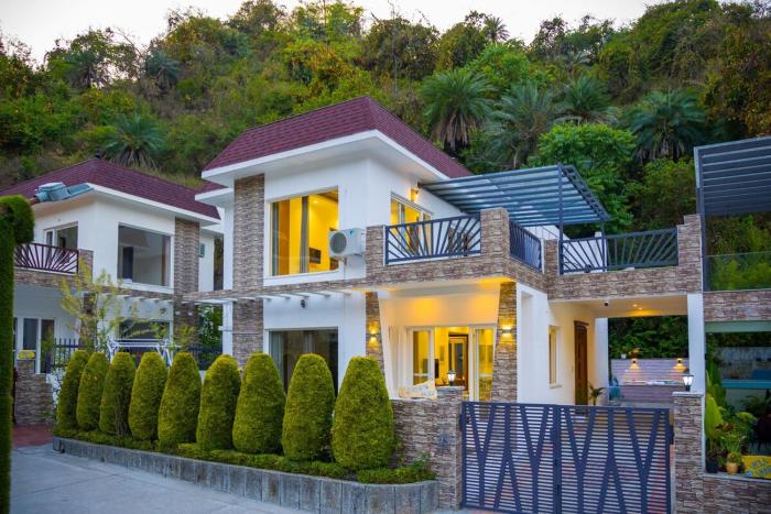 ELIVAAS Serenita Abode 3BHK Villa With Plunge Pool, Garden & Terrace Near Sahastradhara