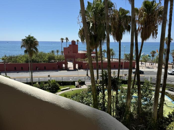 Benalbeach con vistas al mar