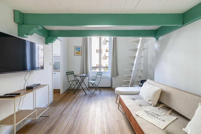 LE PETIT PALAIS avec mezzanine de charme au cœur de Cannes