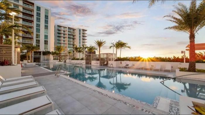 Chic 2BR Downtown Fort Lauderdale Apt w Pool