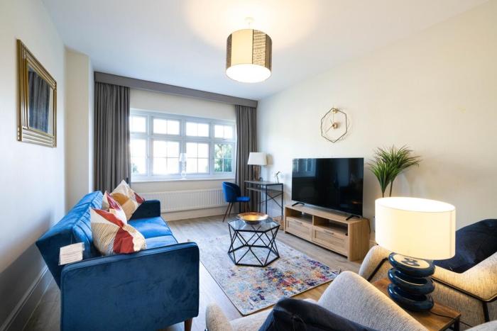 Lavish 3-Bedroom Escape, Timeless Charm, Near Monmouth Castle, Sleeps Five, Parking, Free WiFi