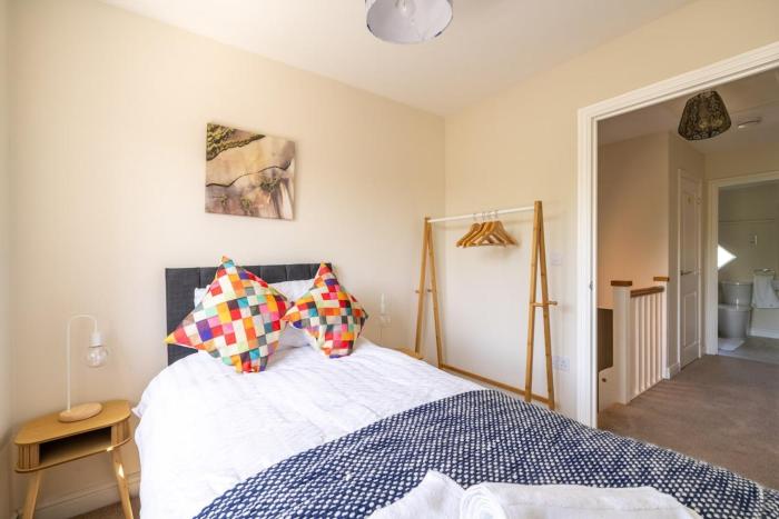 Lavish 3-Bedroom Retreat Near Monmouth Castle, Sleeps 6, Parking & WiFi