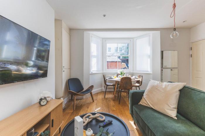 Luxury 2 Bedroom Apartment - Minutes From Train Station With FREE PARKING