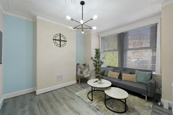 New London Home with Large Garden