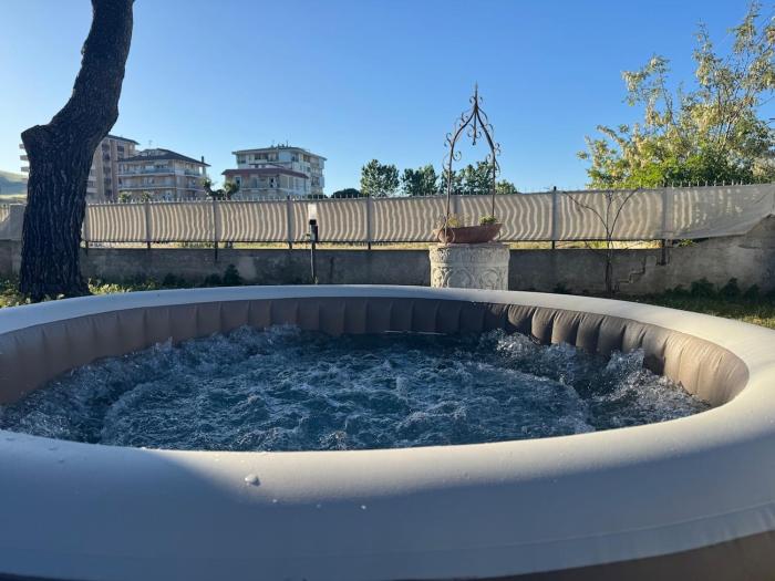 JACUZZl 13 posti letto Wifi AC Parking Beach