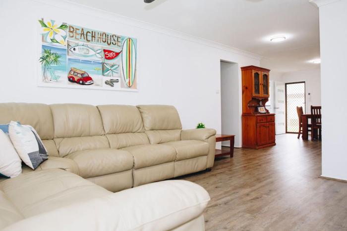 Perfect Location 4BR Home Warana - 200m to Beach!