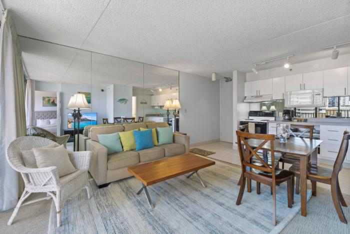 Enjoy the Waikiki Banyan with ocean fun, top amenities, and prime location! (11104)