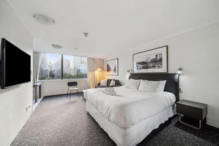 City Pad with Hyde Park Views, Walk to Everything!