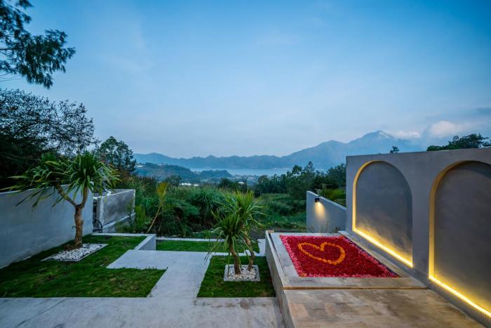 The Jungle Sunrise Private Room and Jacuzzi