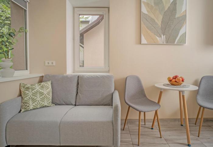 Compact and Comfy Apartment on the Greenhill