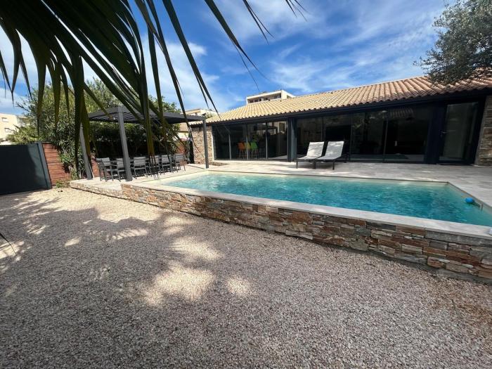 Villa 5 min walk to beach port