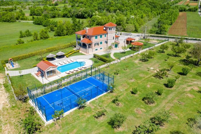 5-Bed Villa with Pool, Jacuzzi & Padel Court
