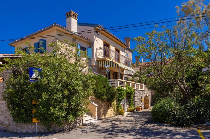 Holiday apartment WATERFRONT by the sea