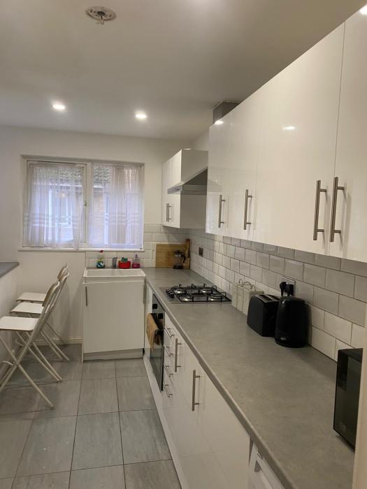 5 Bed House - Sleeps 10 - Pets - Parking - Wifi