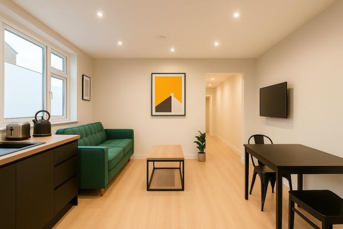 Modern Central Apartment + King Size Bed + Garden