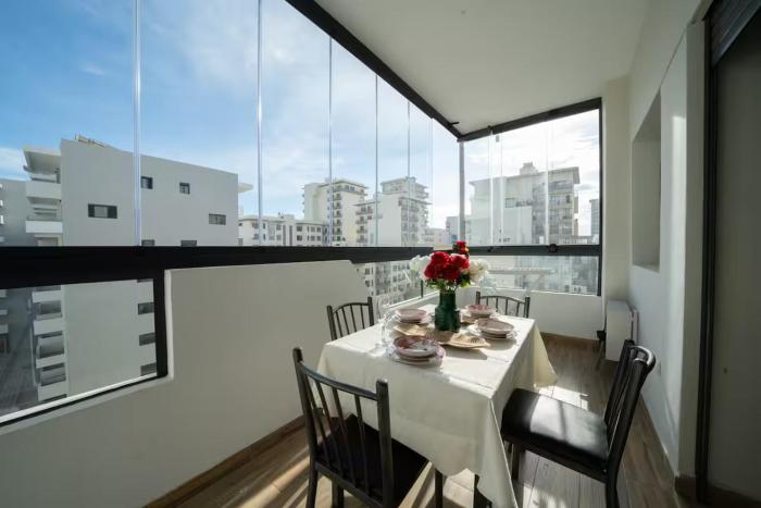 Appartement 2 Chambres à Coté avec Grand Balcon, Piscine, Aire de Jeux pour Enfants et Jardin