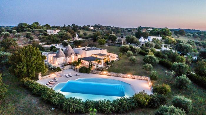 Nuovissima villa di lusso con piscina immensa e giardino