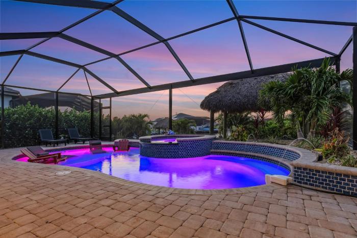 Heated Saltwater Pool & Spa with Tiki Hut - Backyard Oasis - Roelens