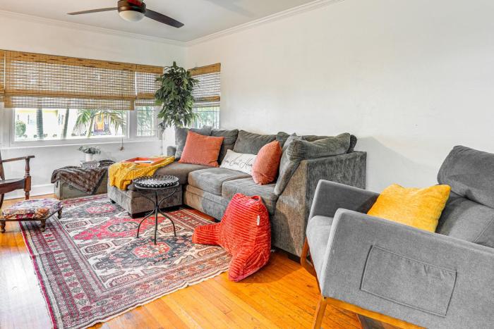 Walk to Parks and Golf Artsy Bungalow in Lakeland!