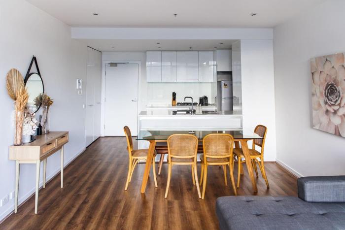 Remy, Yarra River walk to MCG