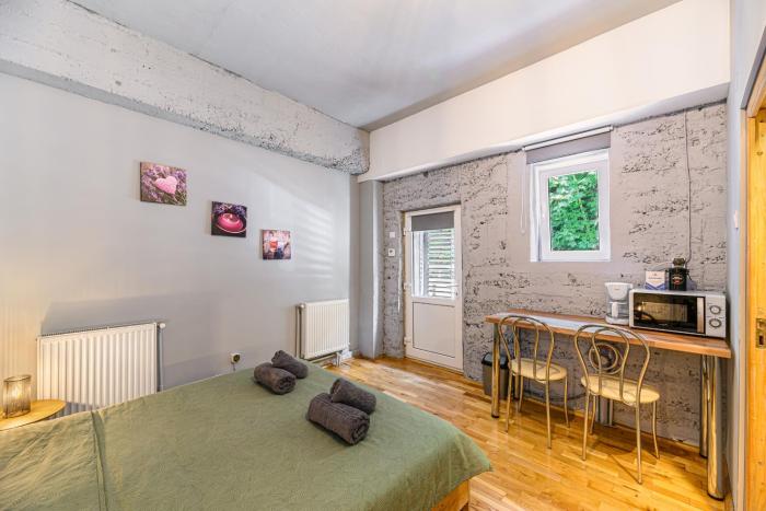 Charming Studio with Garden & Parking