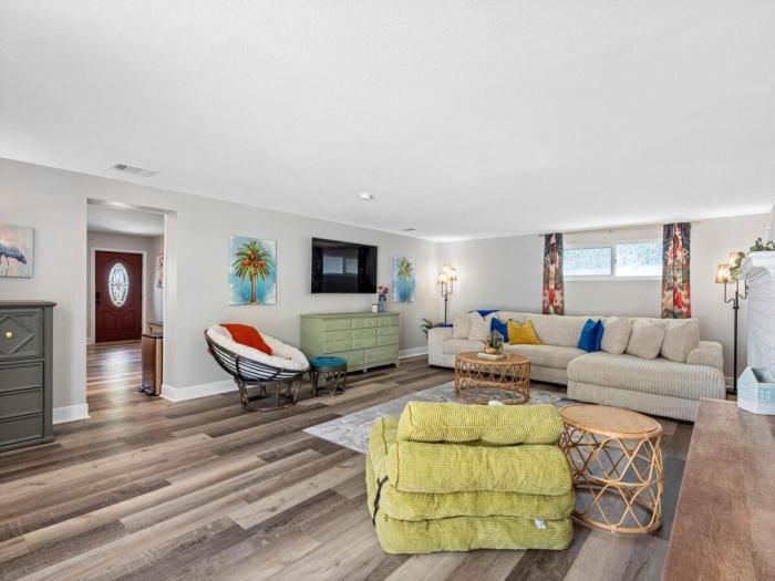 Charming 3 bed Home with Heated Pool in Lakeland