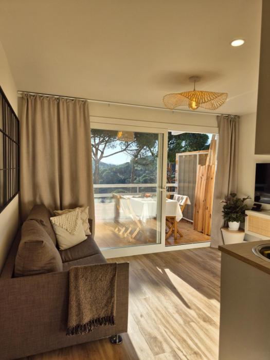 Cosy apartment Cala Canyelles with terrace & shared pool
