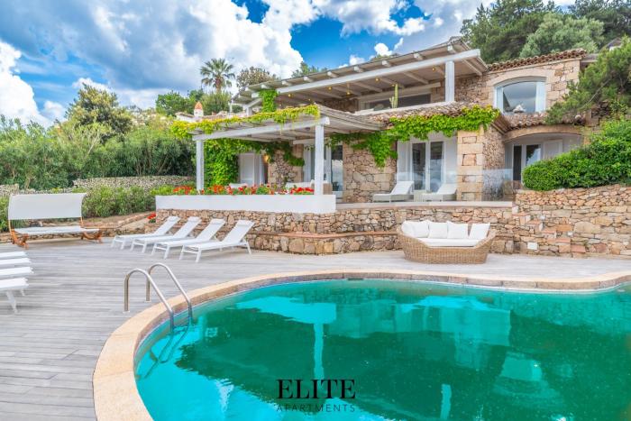 Prestigiosa Villa di Lusso con Vista Mozzafiato