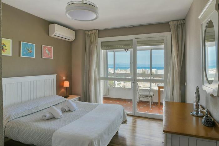 Fantastic seaviews & pool, close to beach