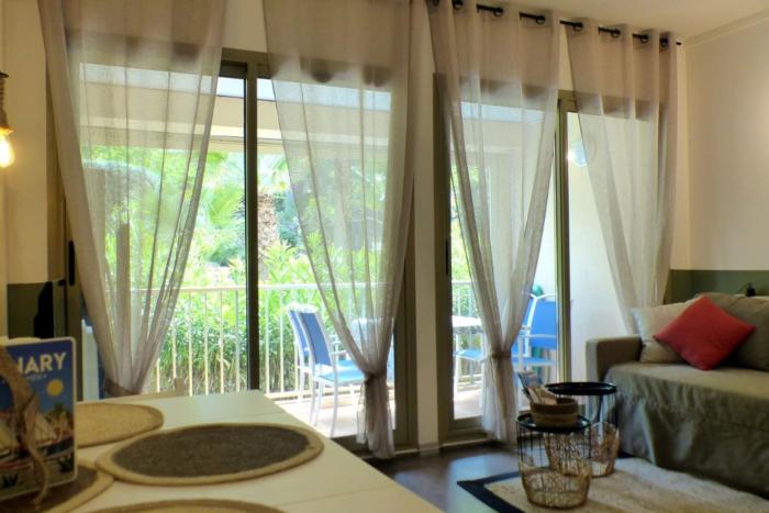 Apartment with pool near the sea