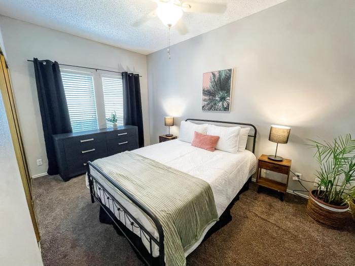 Cozy and Quiet, with Easy Access & Private Garage