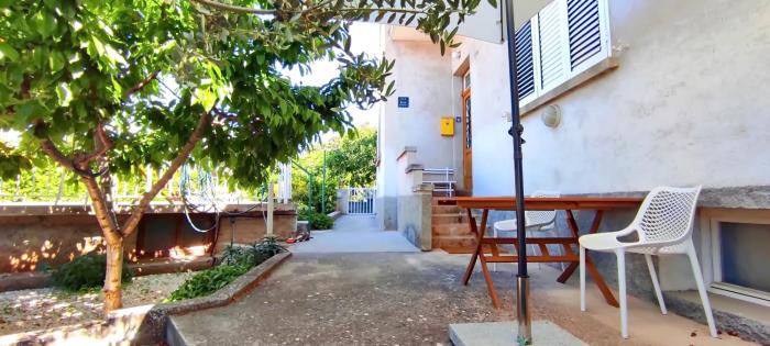 Apartment Vega with private garden, terrace and garage