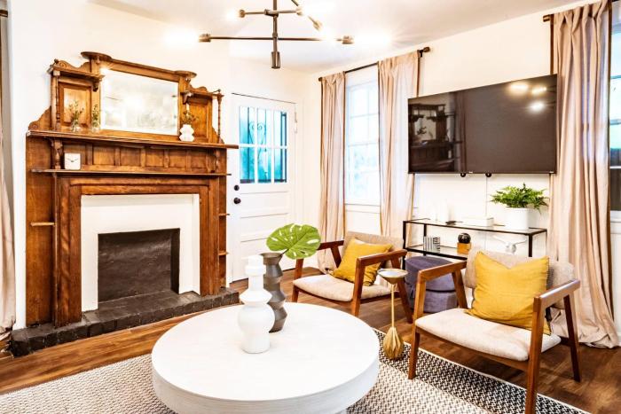 3BDR Classy Mid-Century Ground-Level Forsyth