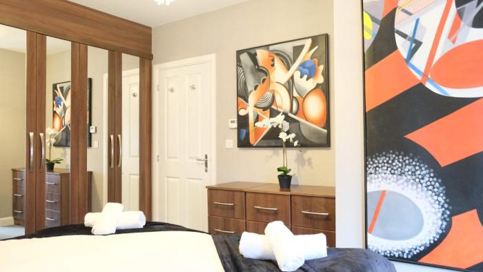 Spacious 4 Bedroom Home with Garden in Bedford