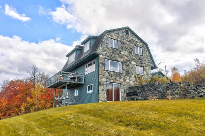 New Cozy Private Chalet Incredible Mountain Views!